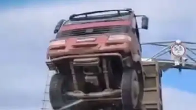 Грузовик кузовом зацепил дорожное опору в Костанайской области