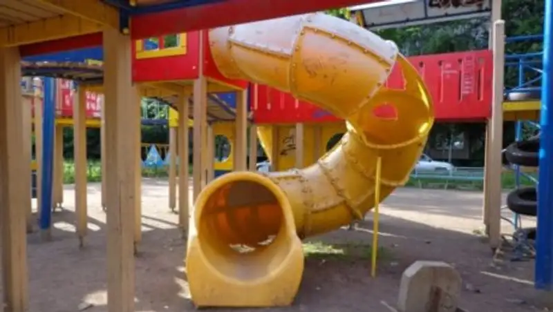 В суд на отдел ЖКХ за перелом ноги ребенка подали в Темиртау 