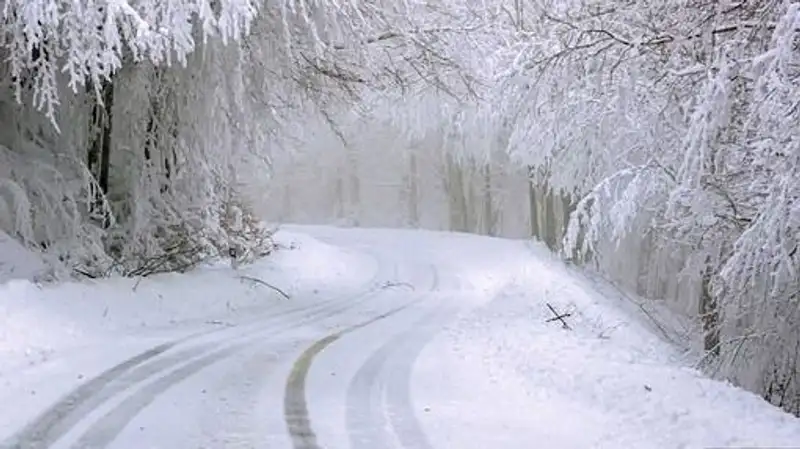 В Актобе коммунальные службы не успевают расчищать улицы от снега