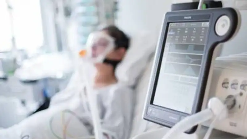 Почему мужчины умирают от COVID-19 чаще женщин, объяснил иммунолог