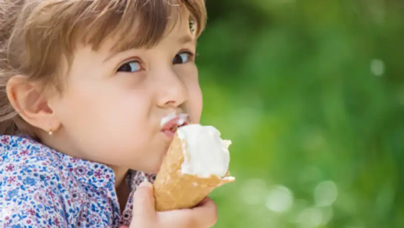 Кому не стоит есть мороженое, рассказала врач