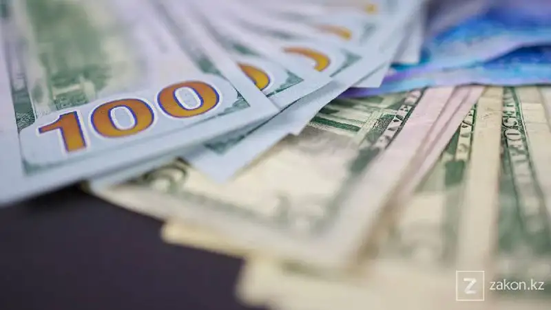 Доллар немного ослаб на торгах