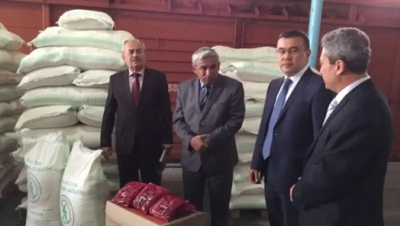 Казахстан направил гуманитарную помощь Таджикистану