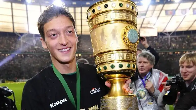 Чемпион мира по футболу Озил завершил профессиональную карьеру