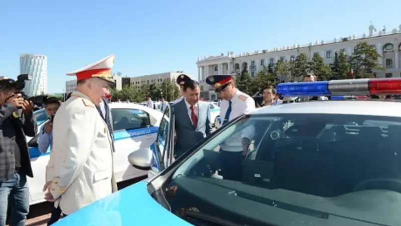 В Астане сотрудникам полиции вручили ключи от новых служебных машин