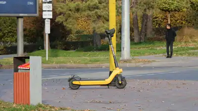 Самокатчик остановил пассажирский поезд в Алматы, фото - Новости Zakon.kz от 16.05.2023 12:00