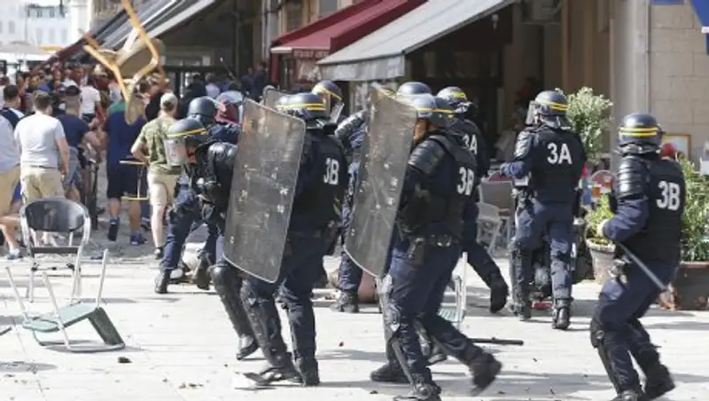 Драка российских и английских футбольных болельщиков произошла в центре Марселя