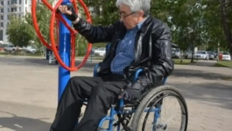 В Столичном парке появились новые тренажеры для лиц с ограниченными возможностями 