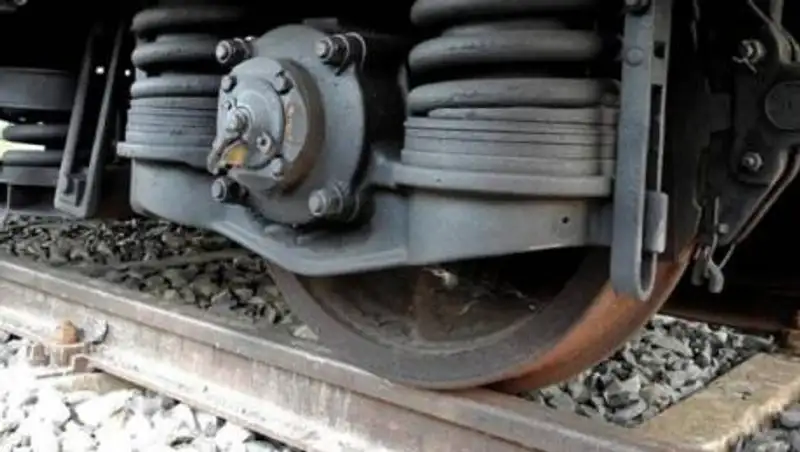 Грузовым поездом в Уральске мужчине отрезало ноги