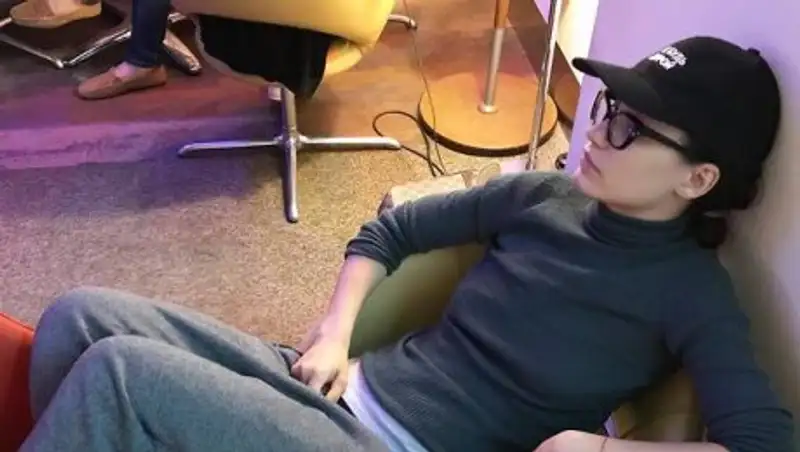 Викторию Дайнеко вынесли из здания аэропорта Костаная без сознания