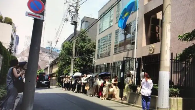 Японцы приносят цветы к зданию Посольства РК в Токио