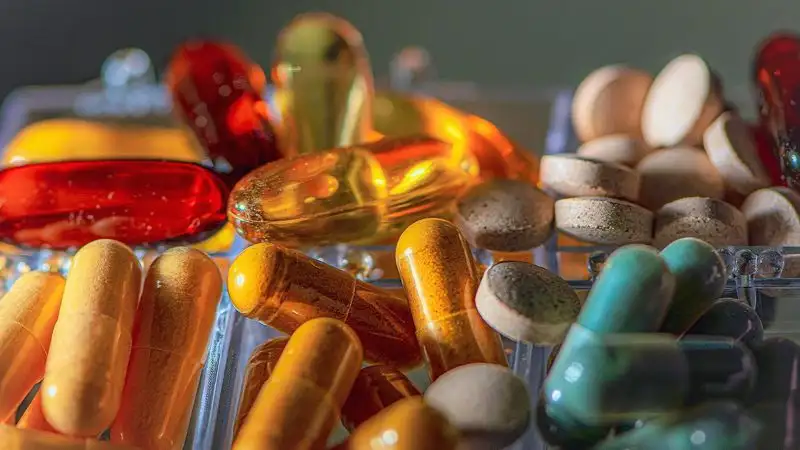 Полезная добавка или вредный продукт: чем могут быть опасны БАДы