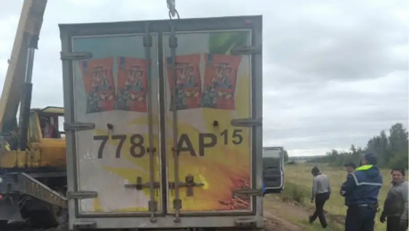 В СКО полицейские и предприниматель выручили водителя перевернувшегося грузовика