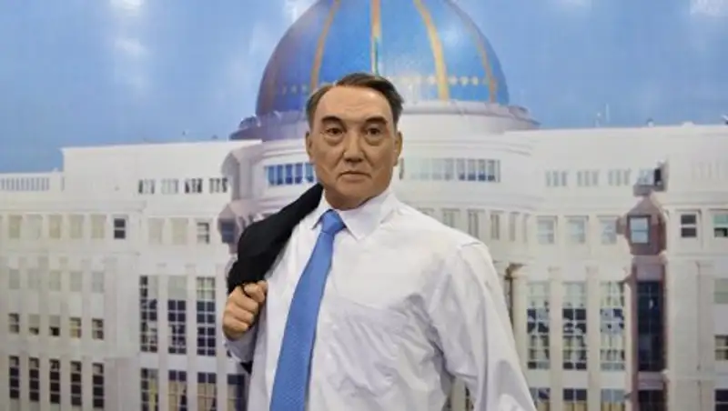 Восковую фигуру Назарбаева на время сняли с выставки для смены рубашки