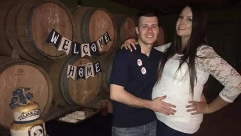 Ты слишком долго плавал: моряк растерялся, увидев на берегу беременную жену