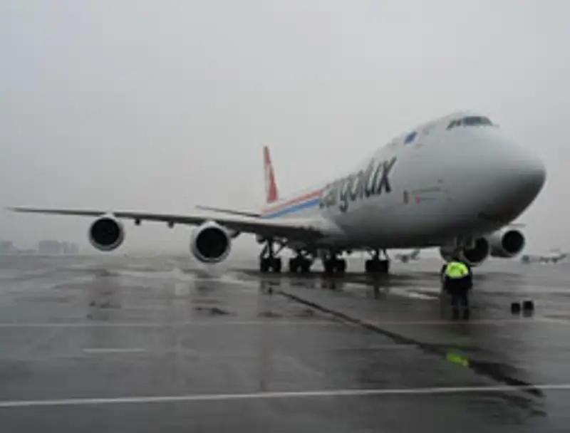 В Алматы впервые приземлился самый новый грузовой Боинг 747-8F, фото - Новости Zakon.kz от 28.11.2011 23:53