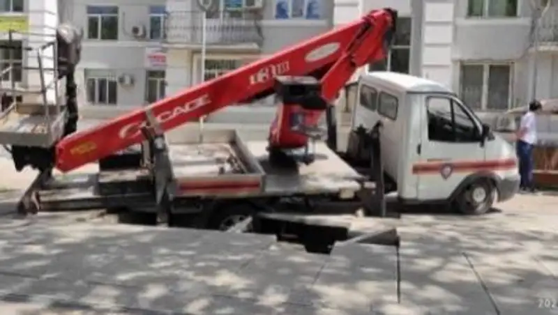 В Алматы машина "Службы спасения" провалилась в сухой фонтан