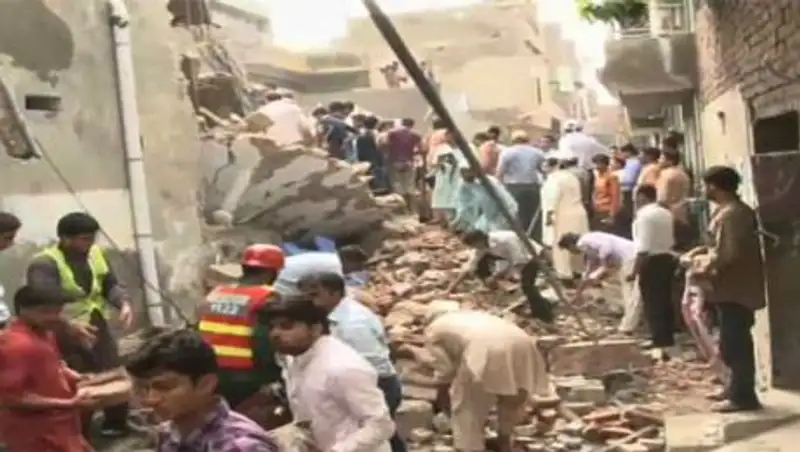 В Пакистане в результате обрушения мечети погибли 24 человека