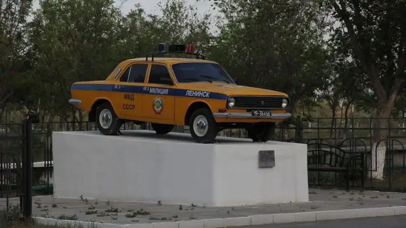 Памятник автомобилю в Байконыре, фото - Новости Zakon.kz от 24.10.2023 13:45