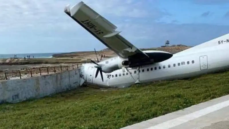 В Сомали самолет врезался в бетонную стену