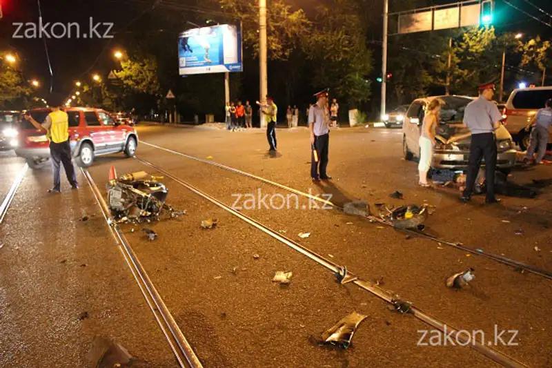 Еще одно жуткое ДТП с участием двухколесного транспорта произошло в Алматы (фото), фото - Новости Zakon.kz от 05.07.2013 16:30