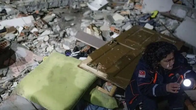 Число жертв землетрясения в Турции превысило 18 тысяч человек