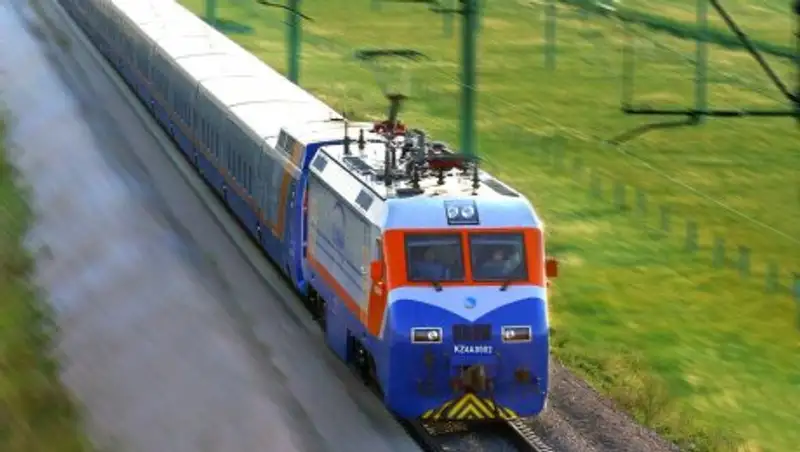 Проводник вернул пассажиру два миллиона тенге, забытых им в поезде