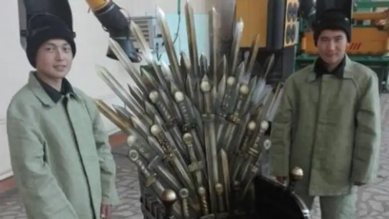 Железный трон из «Игры престолов» изготовили павлодарские студенты