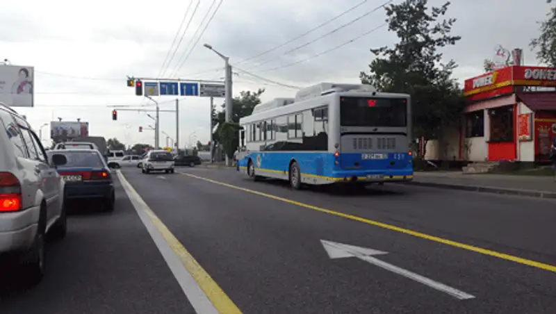 В  Алматы  лишат прав водителей, передвигающихся по спецполосе