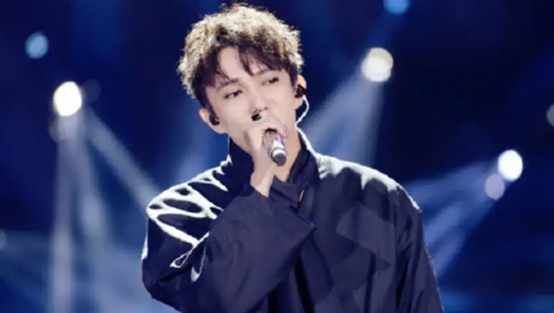 Поклонники Димаша Кудайбергена устроили ажиотаж в аэропорту Казани