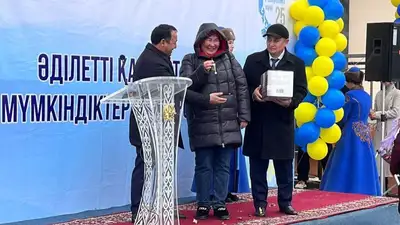 В одном из районов Акмолинской области 15 семей медработников получили ключи от новых квартир, фото - Новости Zakon.kz от 24.10.2023 14:57