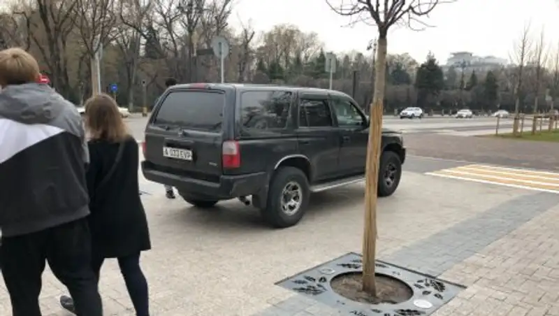 После фото в соцсетях наказали водителя, оставившего авто на тротуаре в Алматы