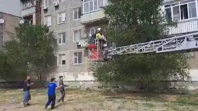 Шесть человек спасли пожарные Атырау из горящего дома, фото - Новости Zakon.kz от 17.07.2023 01:13