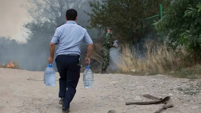 Спасатели Алматинской области вручную тушат пожар в горной местности