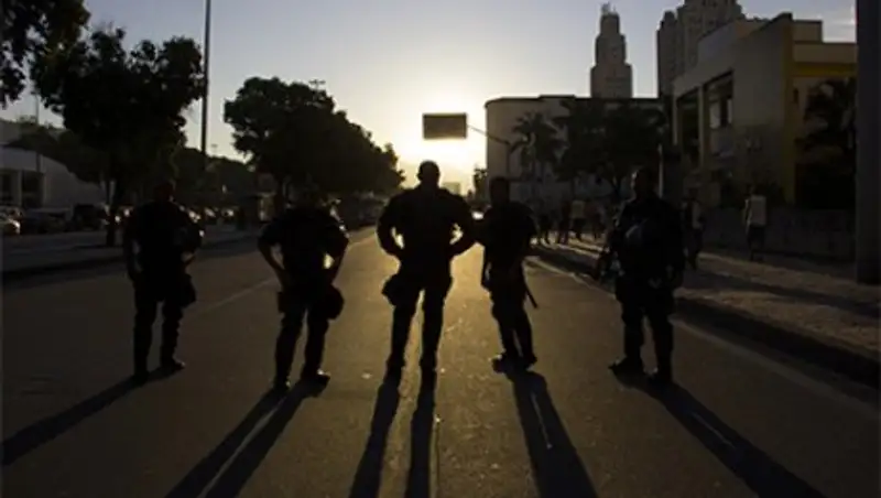 Полиция Рио-де-Жанейро поприветствовала туристов в аду