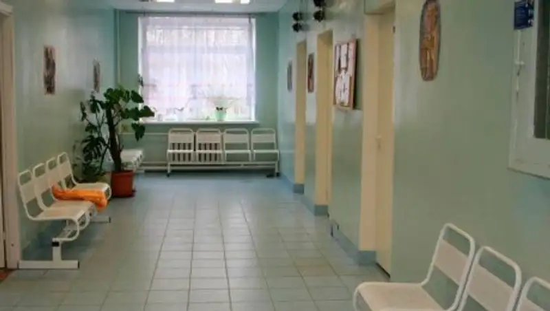 Ребенок, катаясь на качелях, получил открытую травму головы