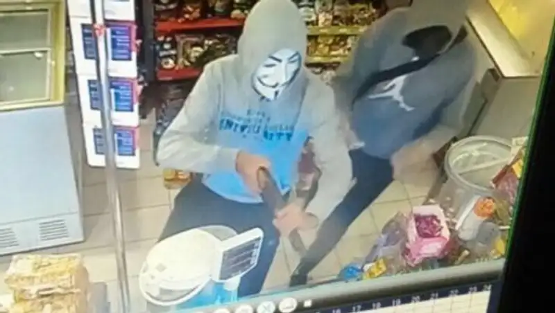 Суд взял под стражу подозреваемых в налетах на магазины Темиртау в масках Анонимуса