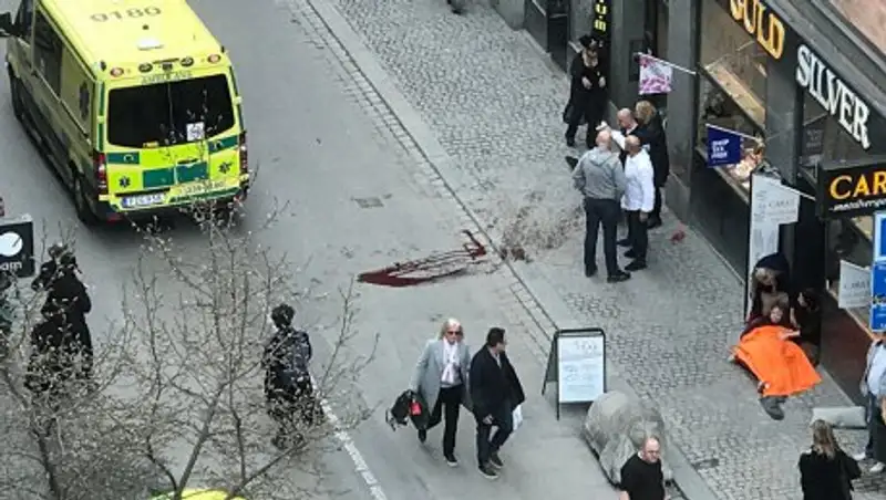 Врезавшийся в толпу людей в Стокгольме грузовик был угнан