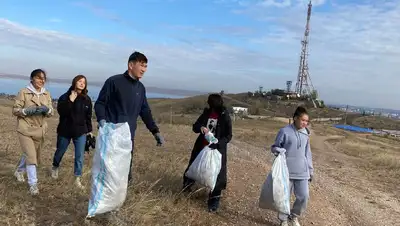 уборка мусора, фото - Новости Zakon.kz от 08.10.2022 15:08