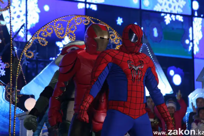 В Алматы зажгли главную новогоднюю ёлку (фото), фото - Новости Zakon.kz от 01.12.2011 02:06