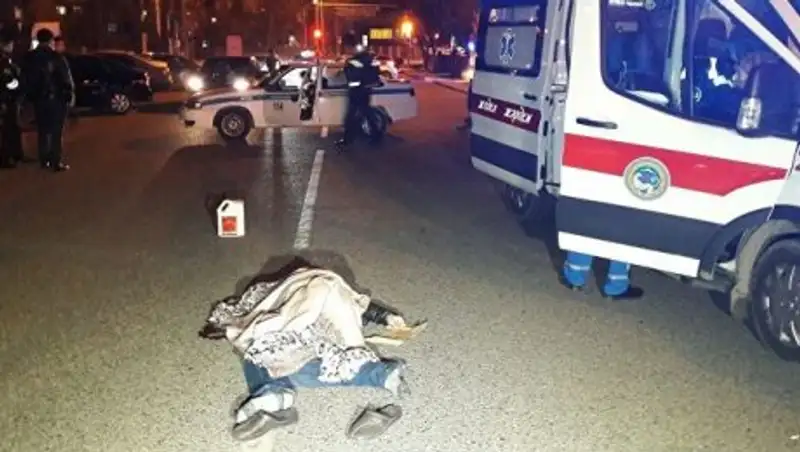 Переходившего дорогу в неположенном месте пешехода насмерть сбили в Алматы