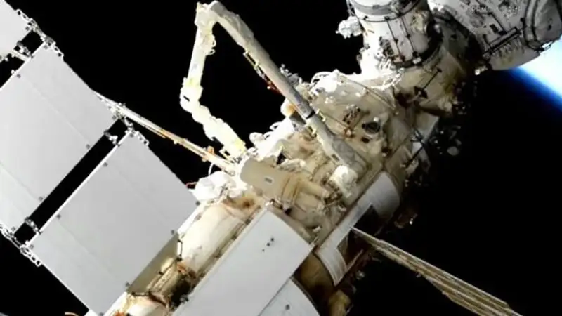 Российские космонавты успешно завершили очередной выход в открытый космос