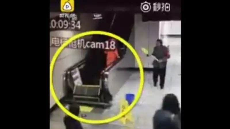 В Китае сломавшийся эскалатор чуть не покалечил людей