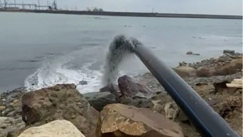 Слив черной жидкости в Каспий объяснили в Минэкологии