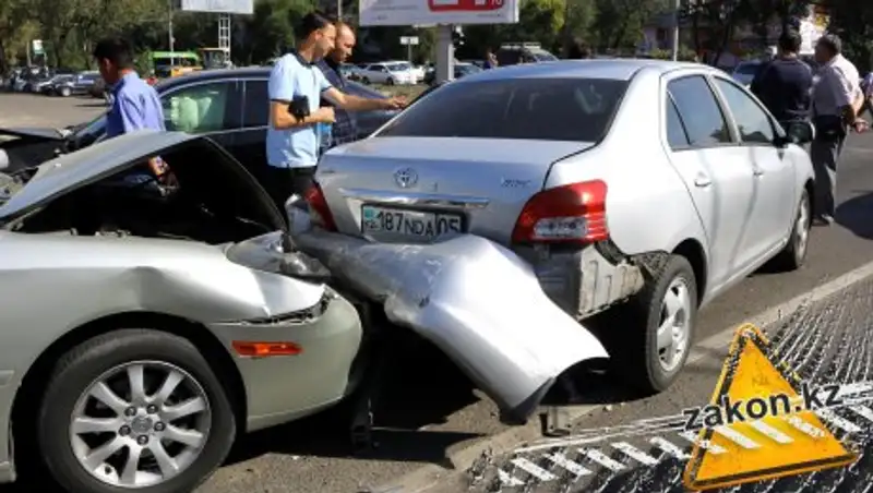Поспешишь - ДТП совершишь: в Алматы Infiniti чуть не сбил пешехода, и совершил тройное ДТП