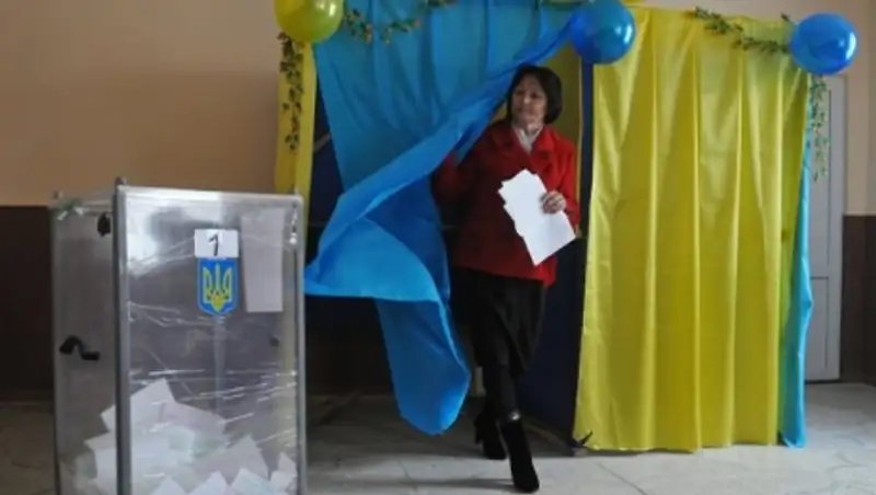 Участки для голосования во втором туре выборов открылись на Украине