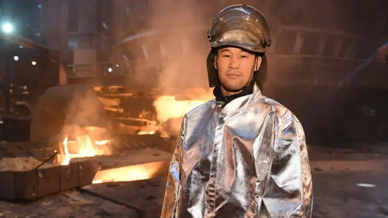 Шавкат Рахмонов взял пробу чугуна в доменном цехе АО "АрселорМиттал Темиртау"