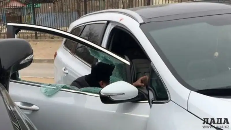Неизвестные разгромили несколько автомобилей в центре Актау