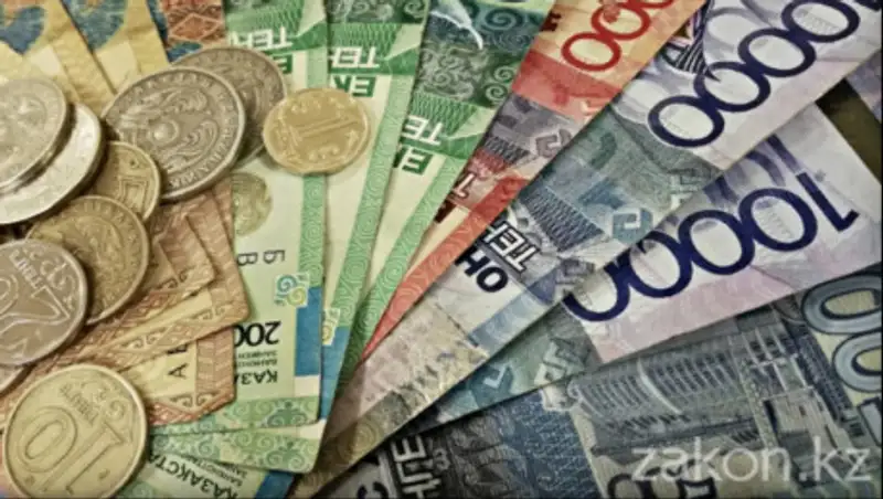 Полицейский вымогал деньги у своих подчиненных в Атырау