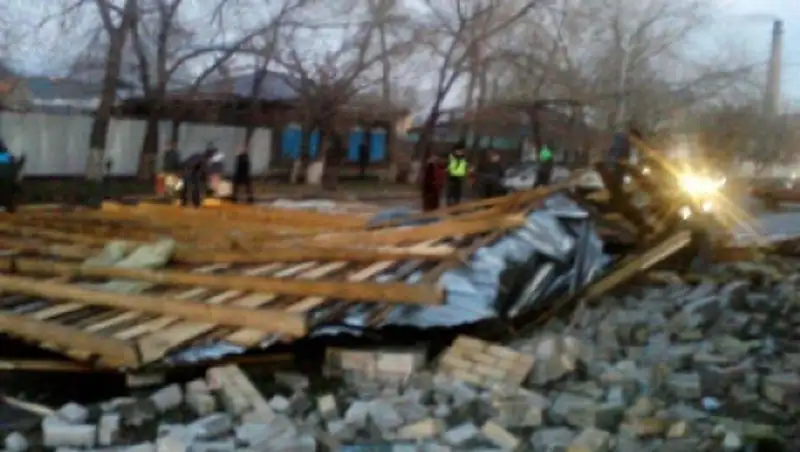 Сильный ветер разрушил крышу магазина в Семее, есть пострадавшие